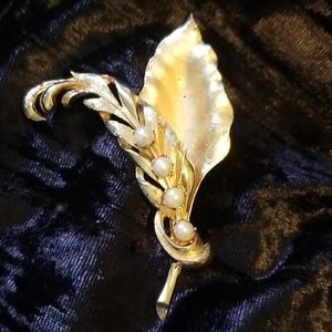 Vintage Brooch Pin w/ gold and faux pearl accents